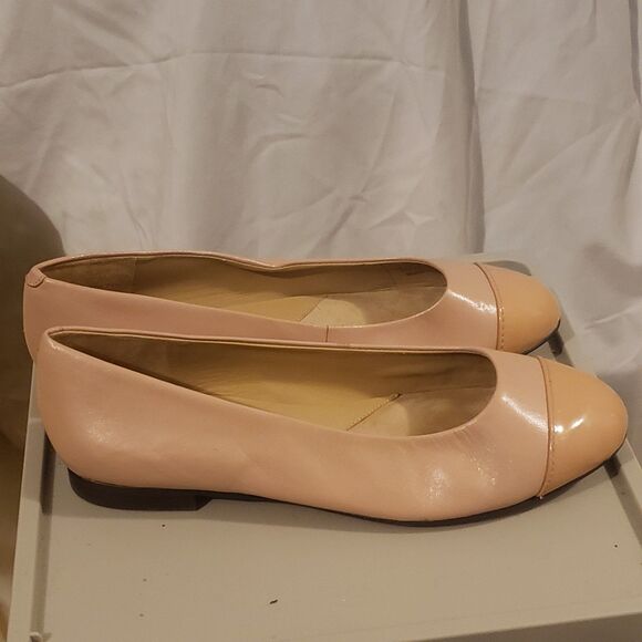 TROTTERS Signature cap toe beige ballet flat 
-beige patent cap toe
Size 6.5 W - Picture 7 of 8
